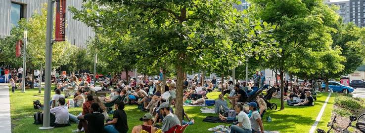 Summer Music Series: Julie Davis as Bluebook